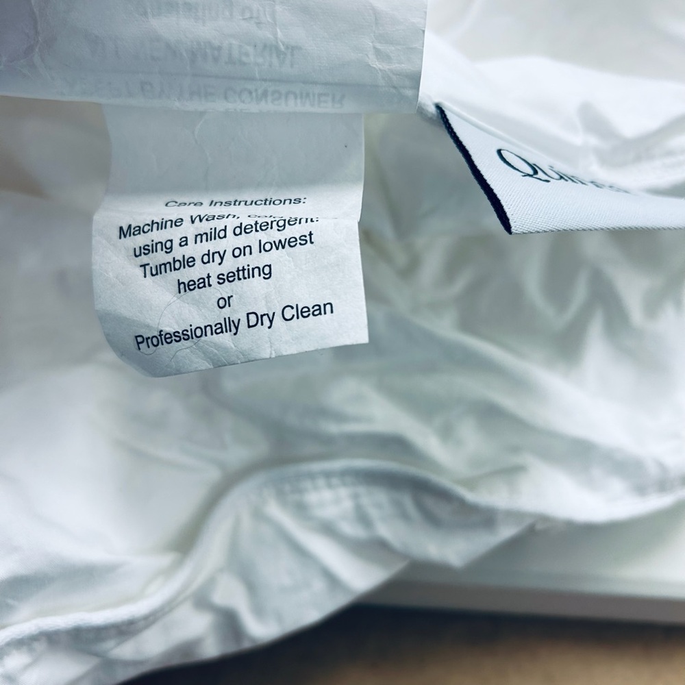 QUINCE Lightweight Premium Down Alternative Comforter King/Cal King 6232 - Picture 9 of 10